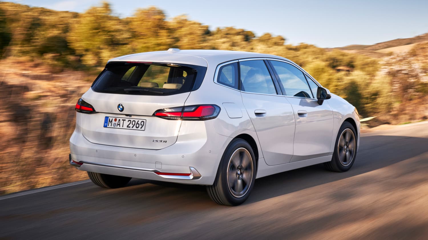 Heck und Seitenansicht eines fahrenden BMW 220i
