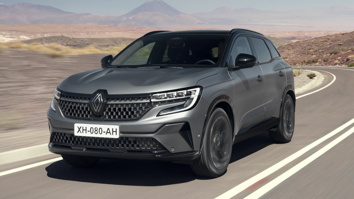 Front und Seitenansicht eines fahrenden Renault Austral