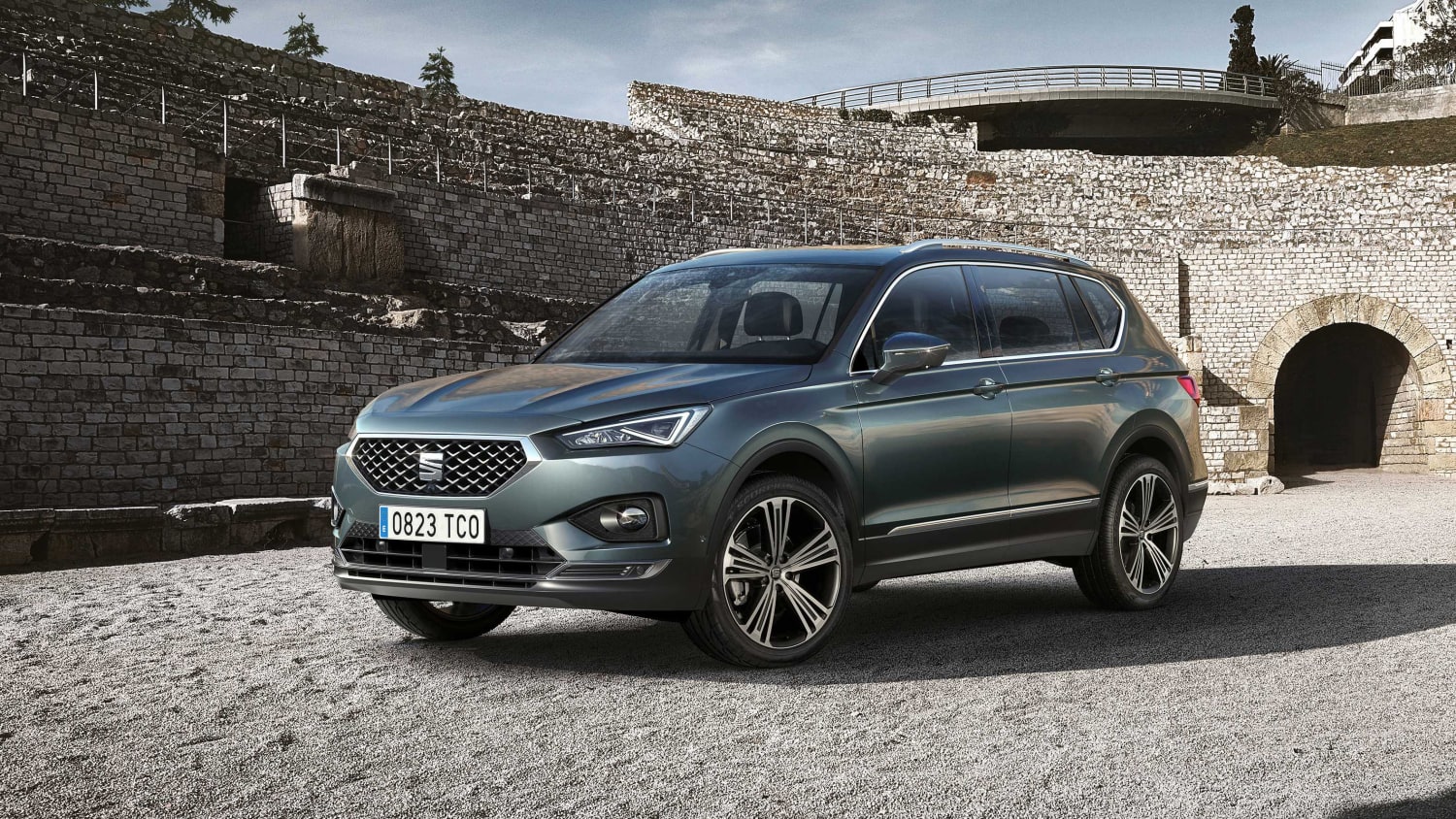 Front und Seitenansicht eines stehenden Seat Tarraco