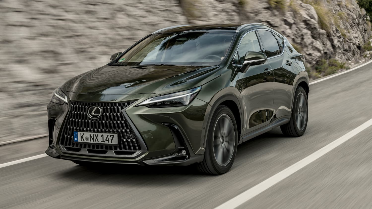 Frontansicht eines fahrenden Lexus NX350h