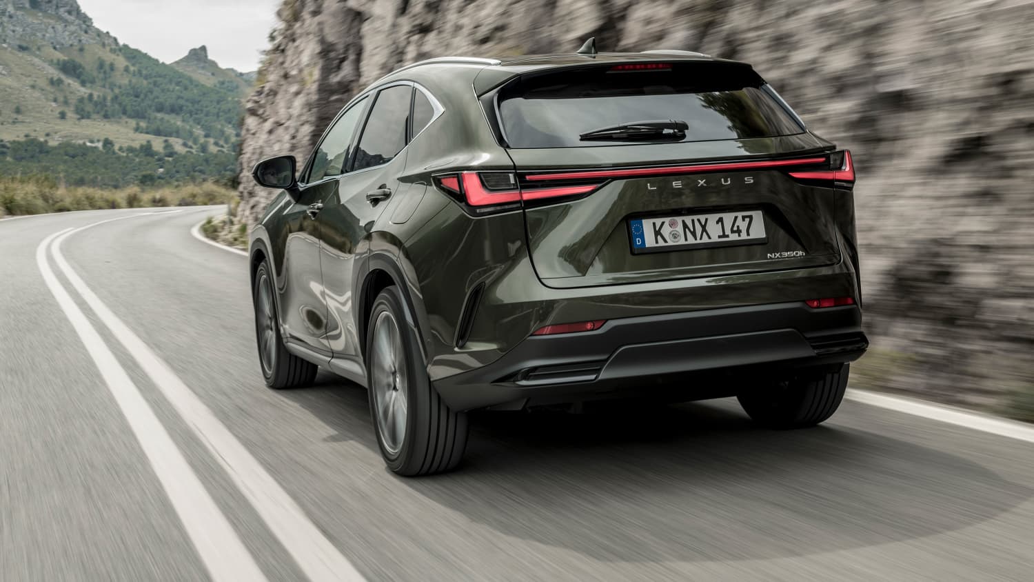 Heckansicht eines fahrenden Lexus NX350h