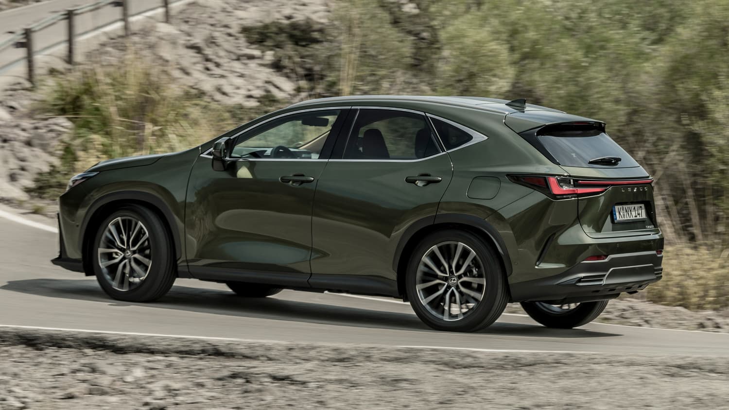 Seitenansicht eines fahrenden Lexus NX350h
