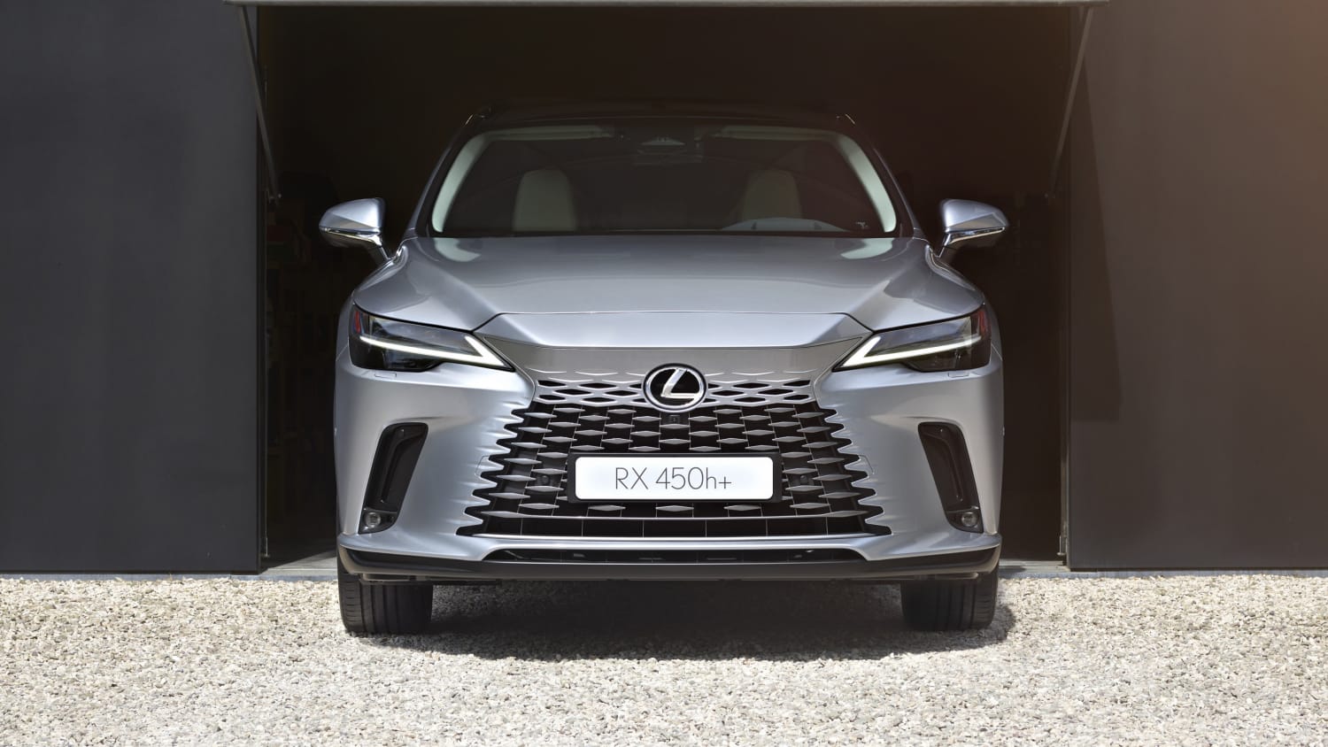 Frontansicht eines stehenden Lexus RX