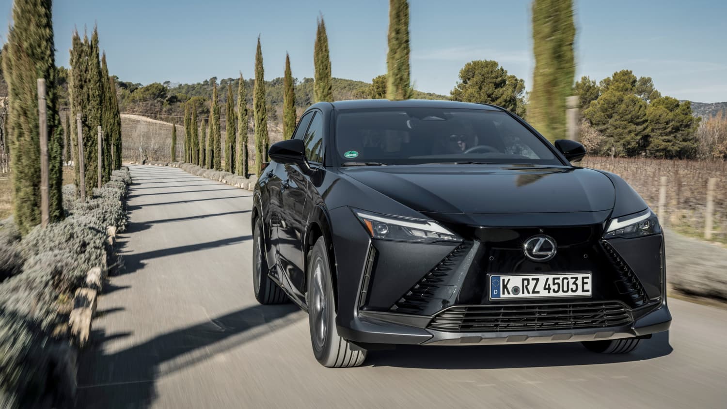 Der Lexus RZ 450e fahrend von vorne zu sehen