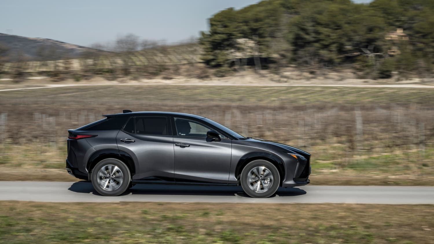 Der Lexus RZ 450e seitlich fahrend zu sehen