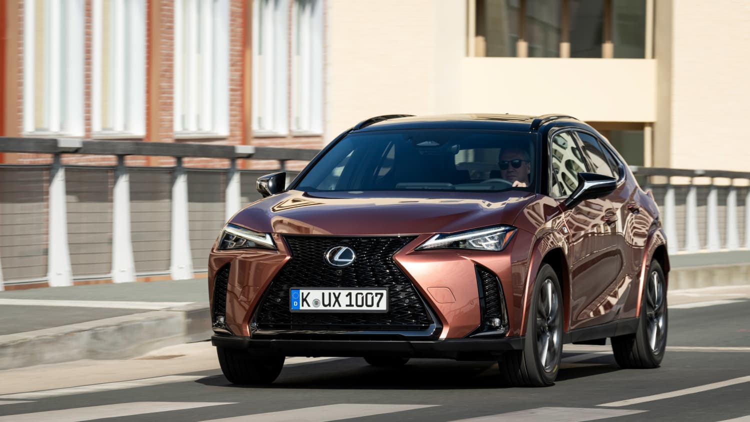 Frontansicht eines fahrenden Lexus UX nach Facelift