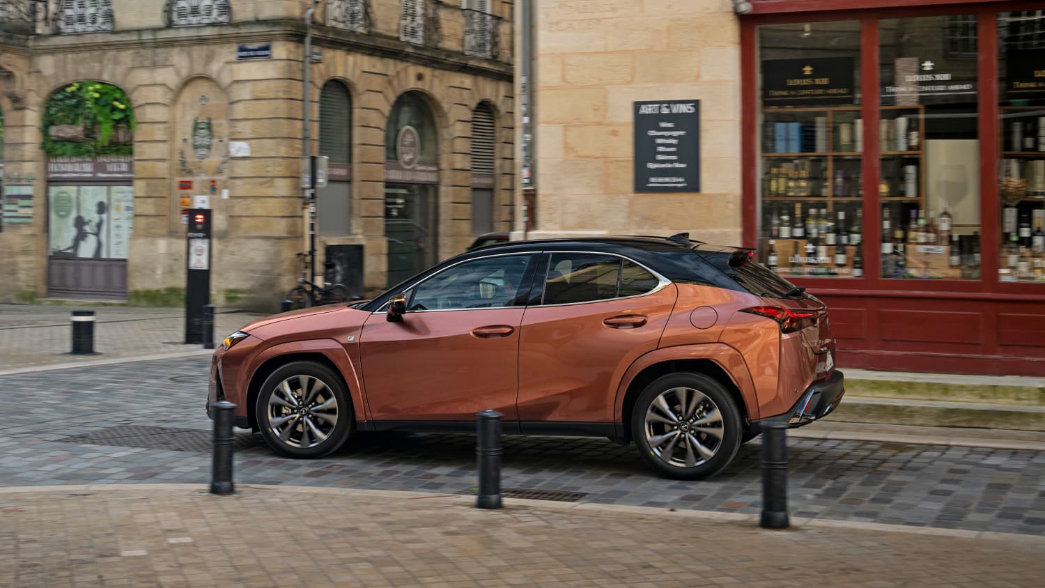 Seitenansicht eines Lexus UX nach Facelift
