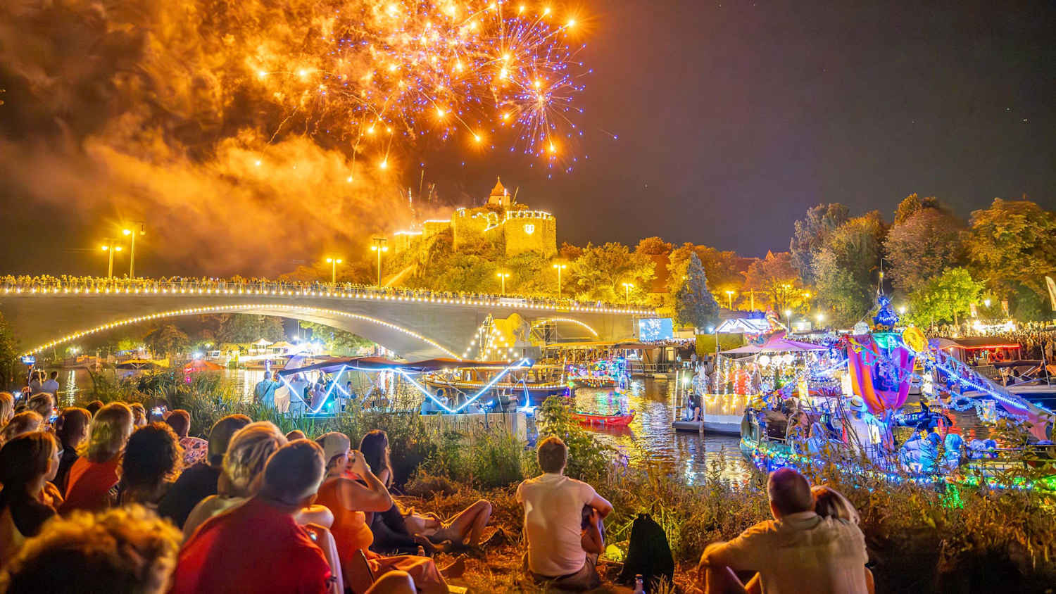 Bunte Lichter wärend des Laternenfests in Halle an der Saale