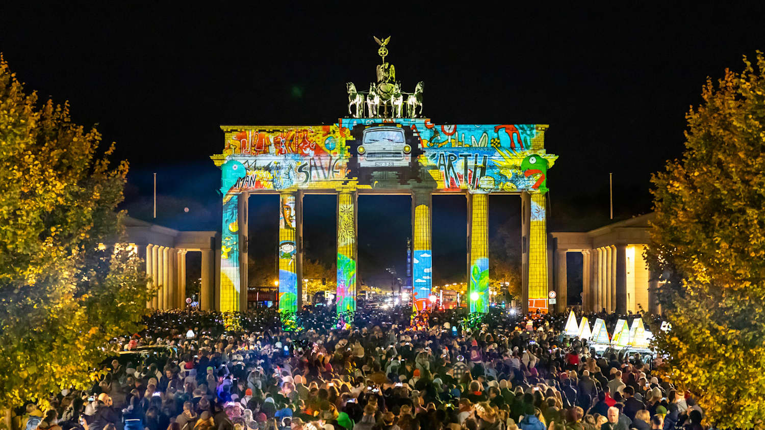 Das Brandenburger Tor ist zum Festival of Lights in Berlin beleuchtet