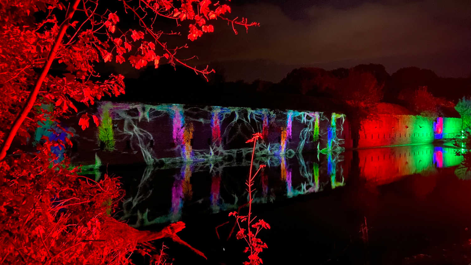Der Brückenkopf-Park im Lichterspiel während des Lichterfestes in Jülich Herbstleuchten