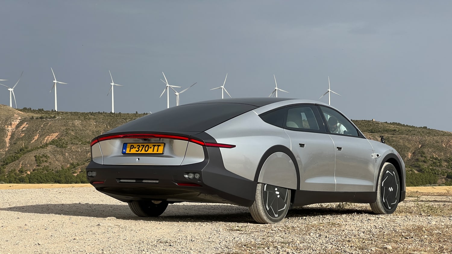 Der Lightyear Zero — Solar Electric Vehicle schraeg von hinten