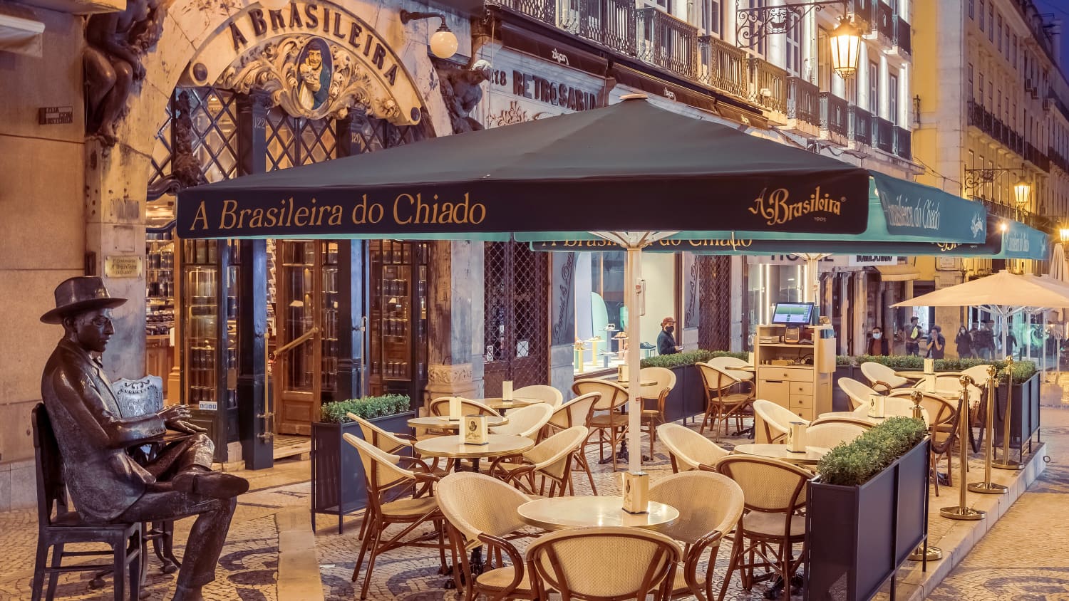 Aussenansicht des Café A Brasileira in Lissabon