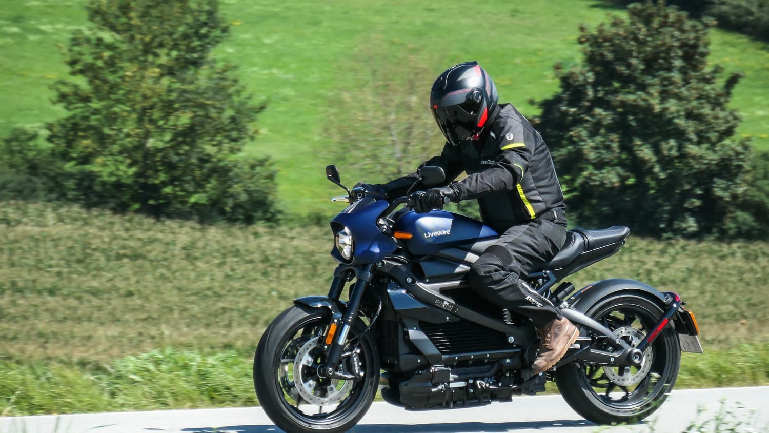 Die neue dunkelblaue Livewire One während der Fahrt