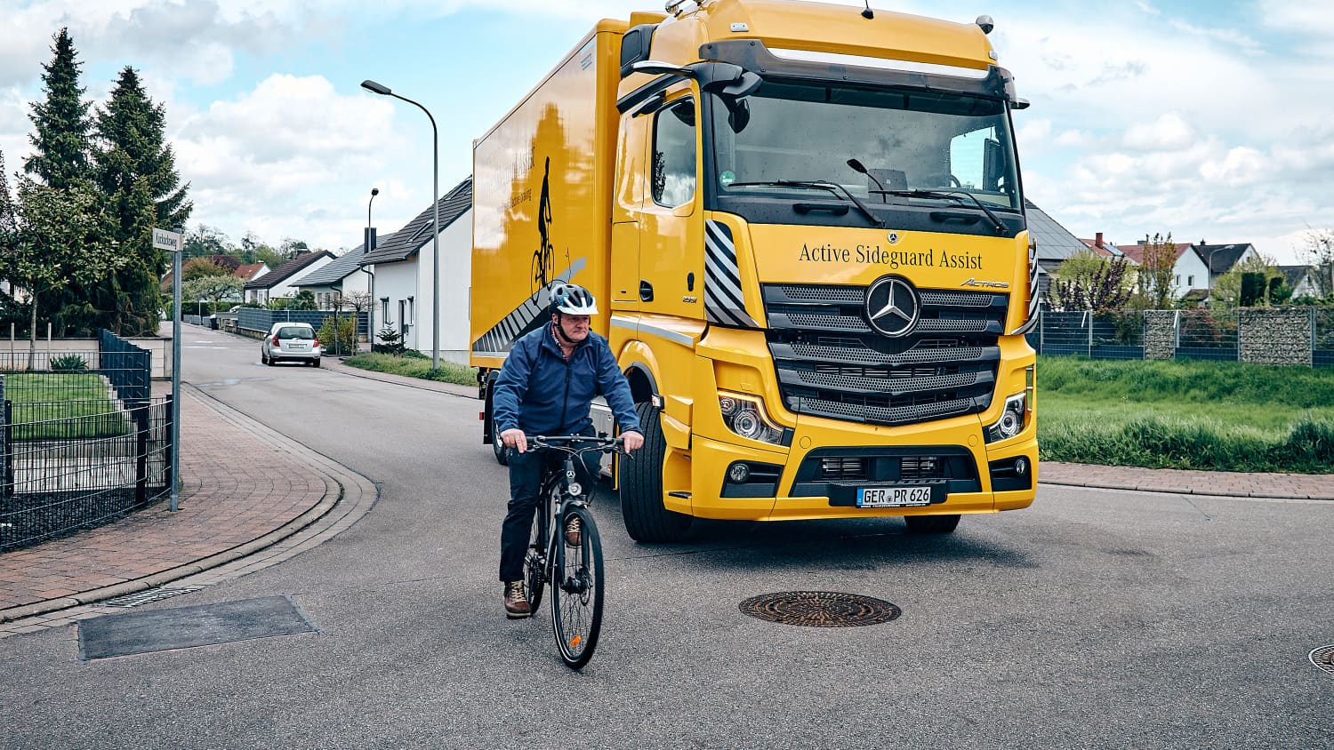 LKW mit Abbiegeassistent und RAdfahrer