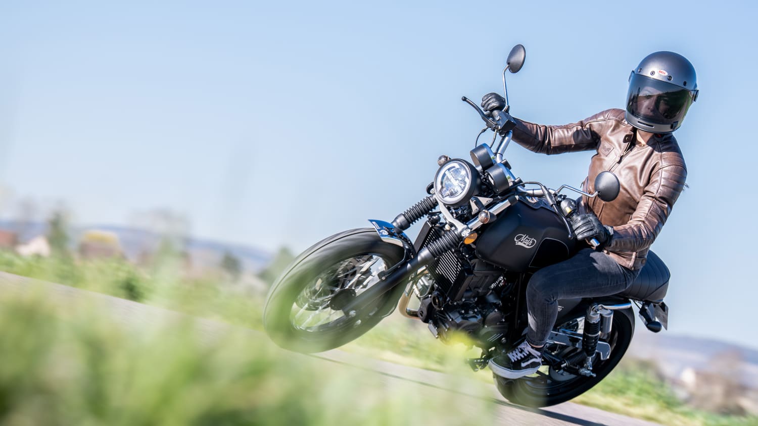Seitenansicht einer fahrenden Mash Black Seven 125