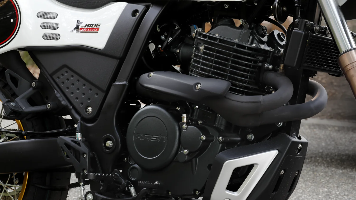 Mash Xride 650cc Modelo De Trilha De Motocicleta Estacionado Na