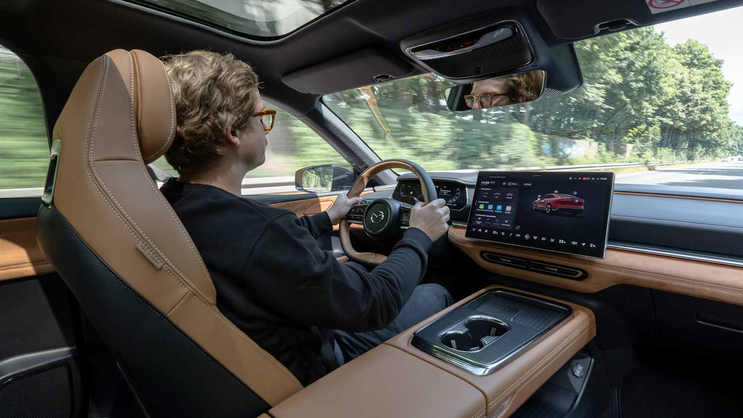 Der Redakteur Andreas Huber sitzt im Mazda 6e und testet ihn während einer Probfahrt