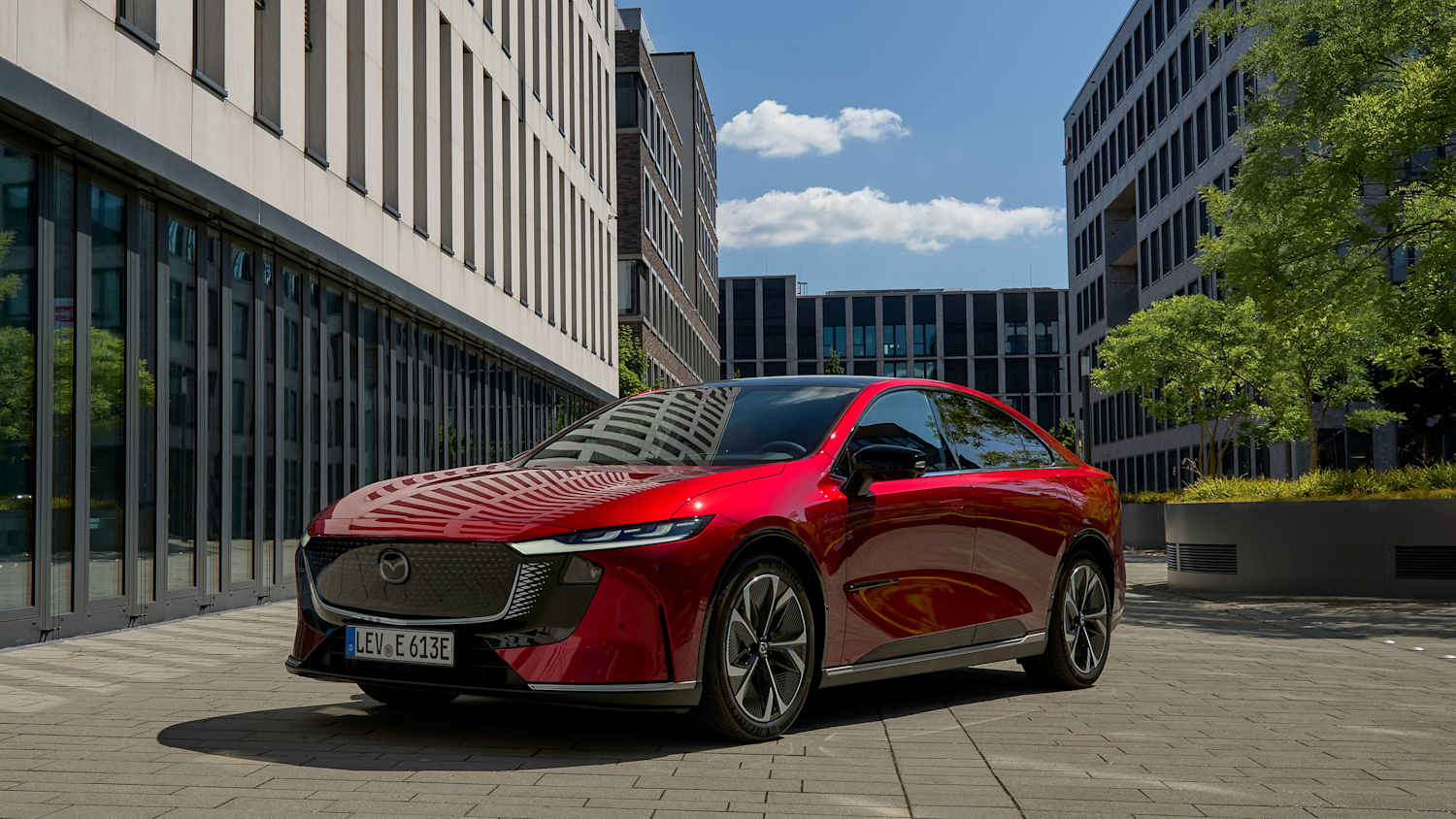 Seitenansicht eines stehenden Mazda 6e