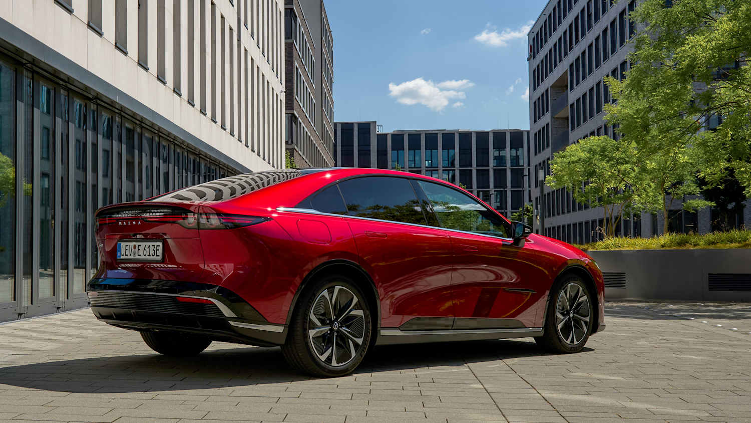 Seitenansicht eines stehenden Mazda 6e