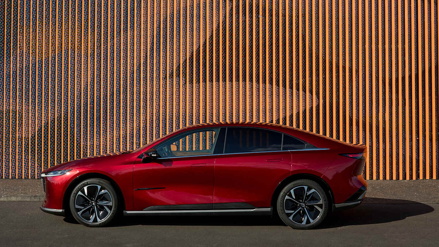 Seitenansicht eines stehenden Mazda 6e
