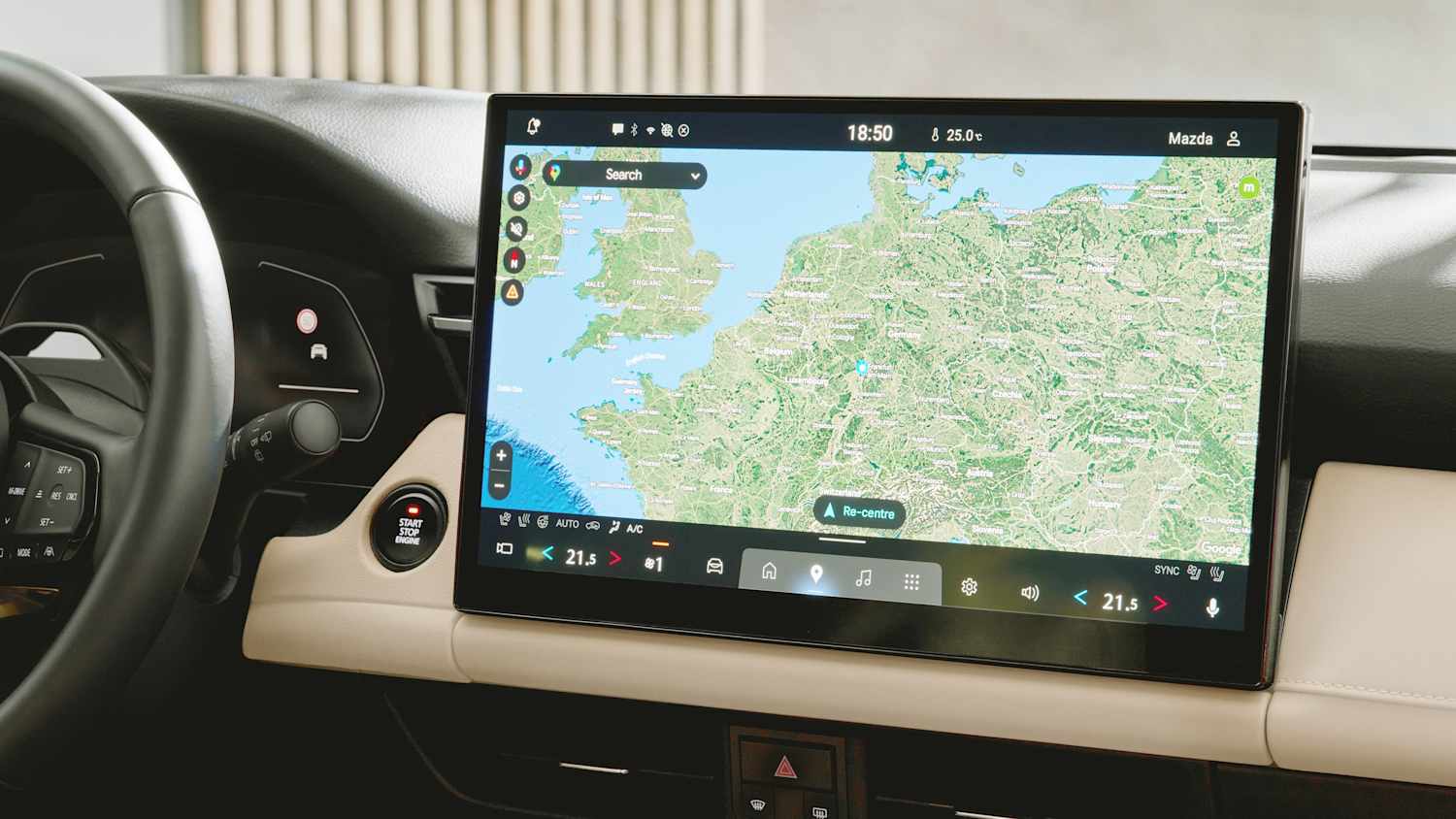 Der Boardcomputet mit einer Landkarte im neuen Mazda CX-5