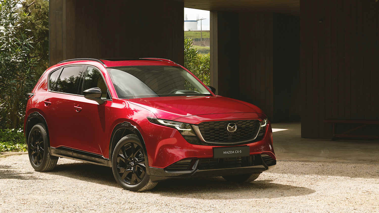 Der neue Mazda CX-5 in rot schräg von der Seite fotografiert