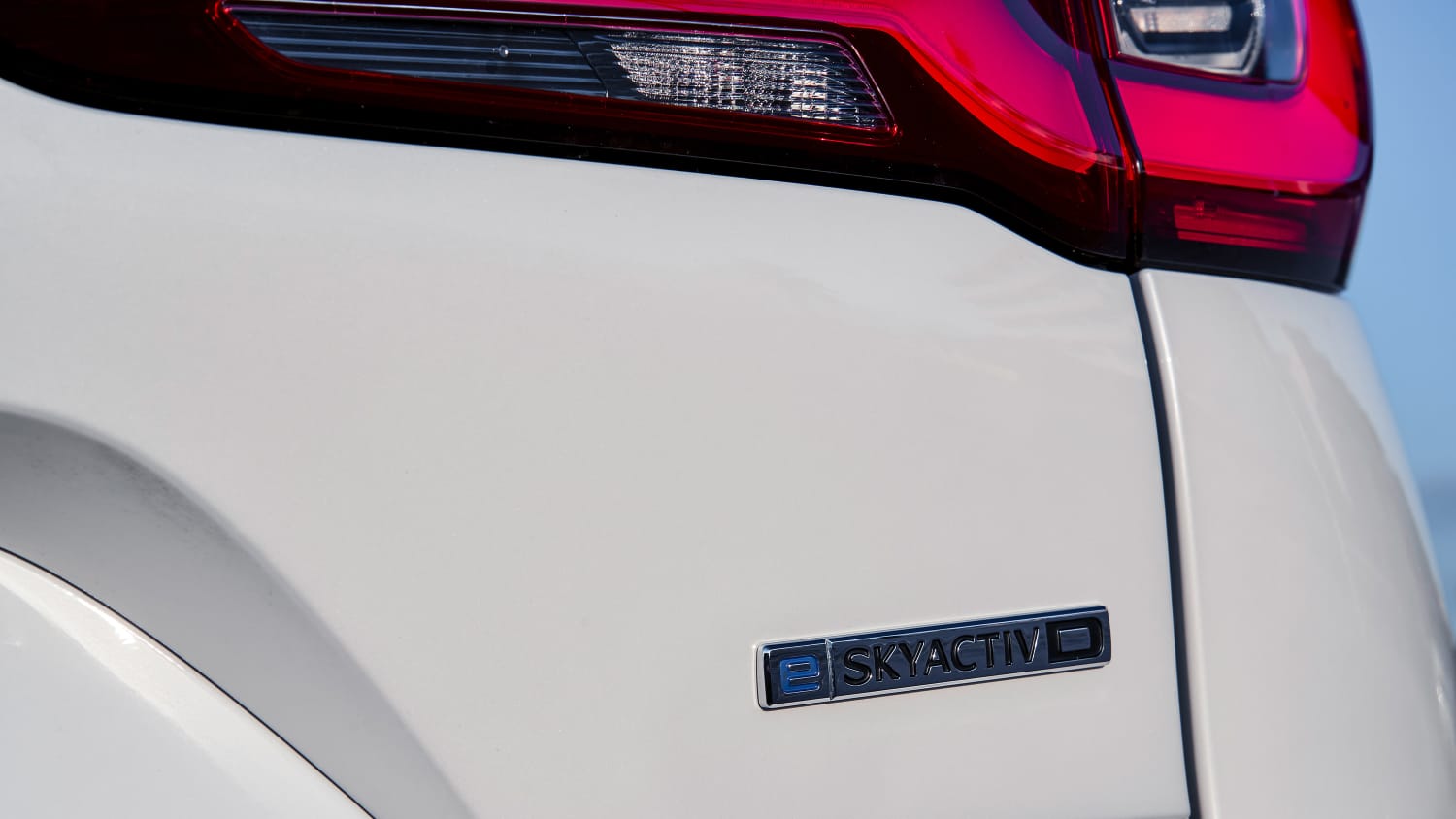 Das Logo eines Mazda CX-60 Skyactive D