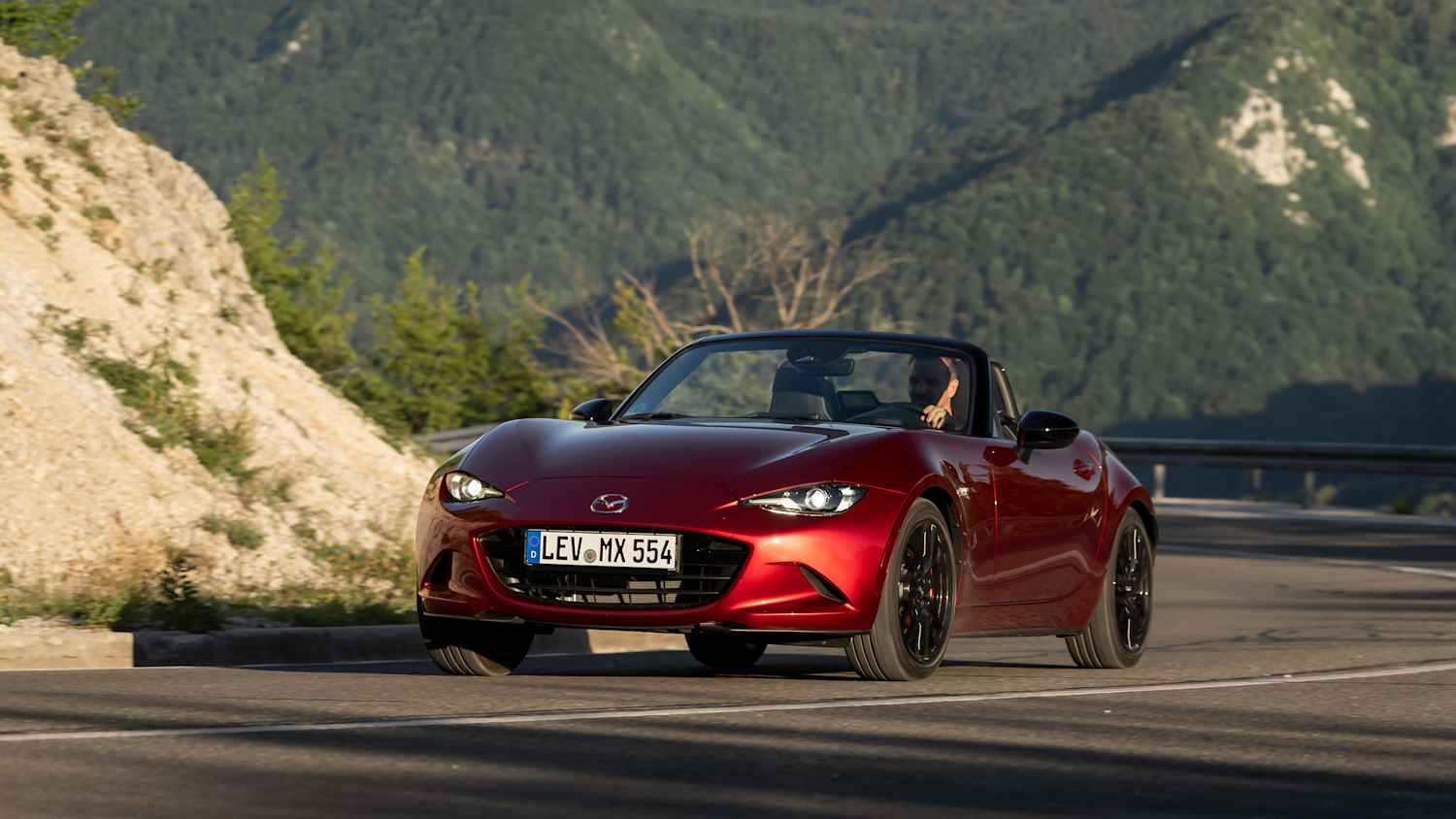 Frontansicht eines fahrenden Mazda MX-5