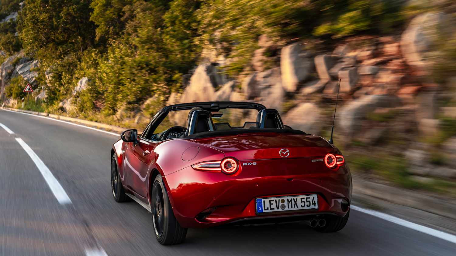 Heckansicht eines fahrenden Mazda MX-5