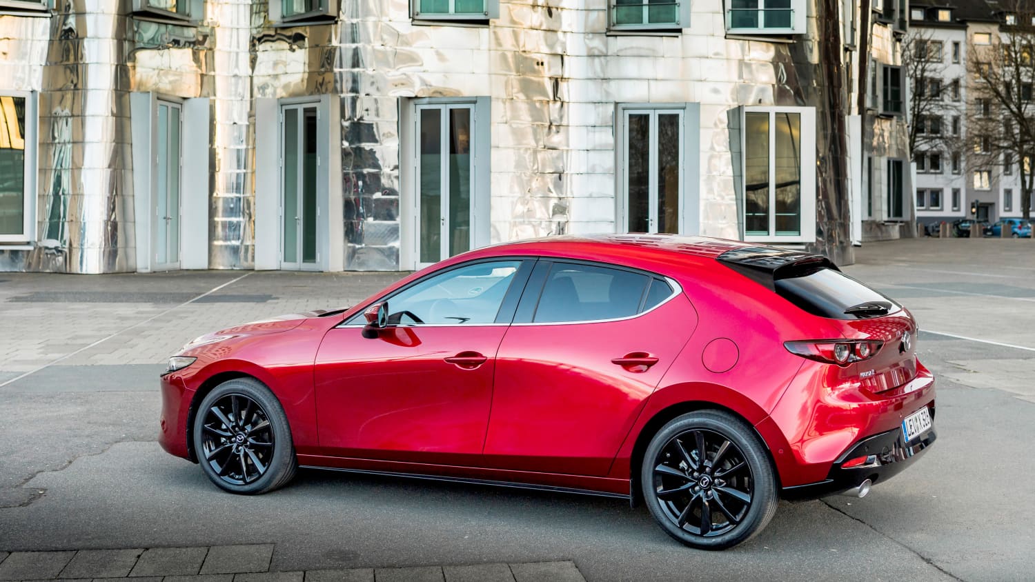 Ein Mazda fährt auf einer Straße, seitlich gezeigt