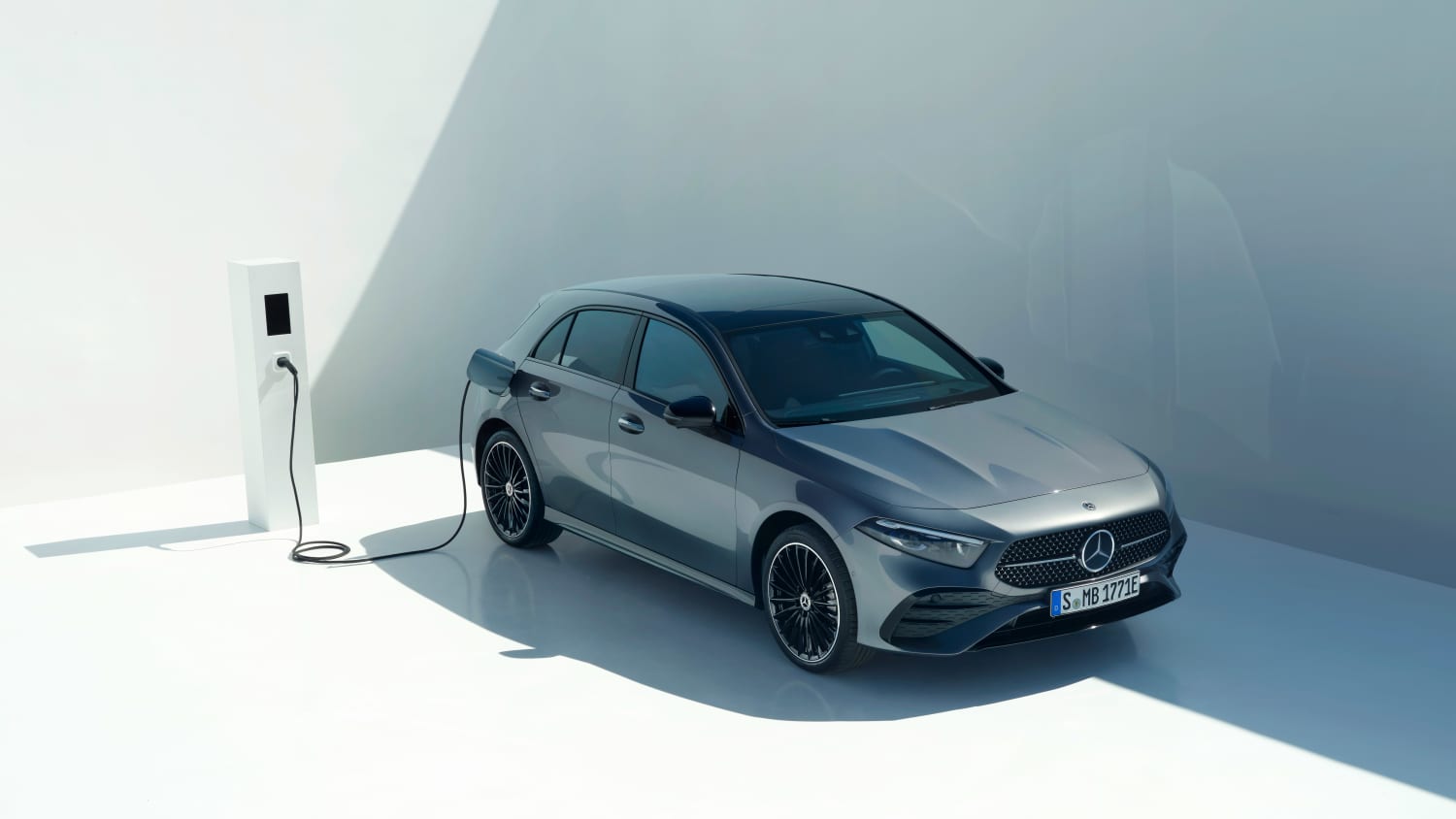 Die Mercedes A-Klasse A250 an einer Ladesäule
