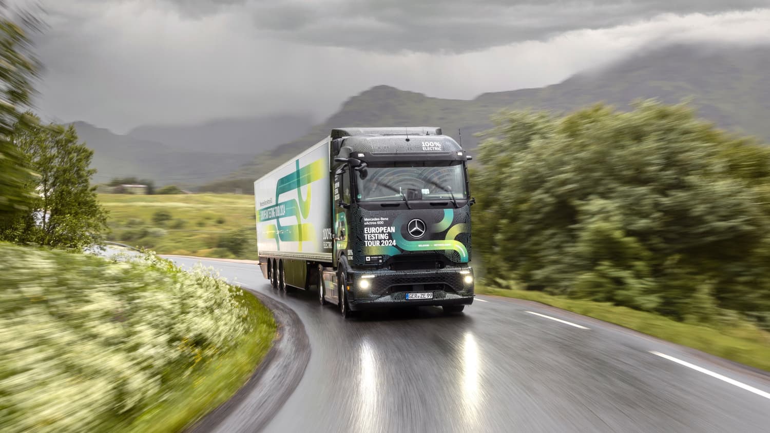 Frontansicht eines auf einer Straße fahrenden Mercedes-Benz eActros