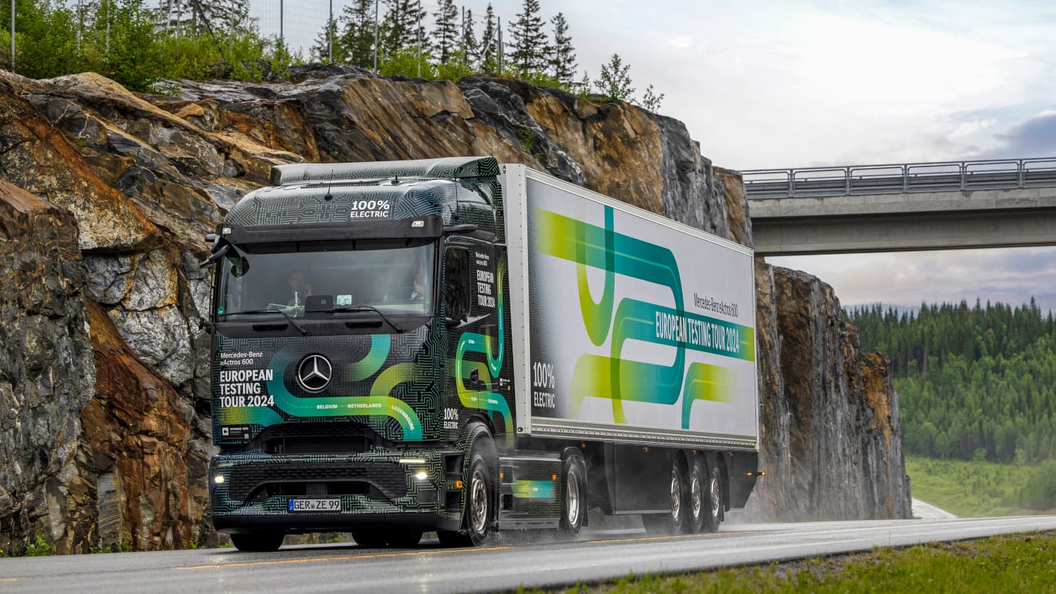Frontansicht eines fahrenden Mercedes-Benz eActros