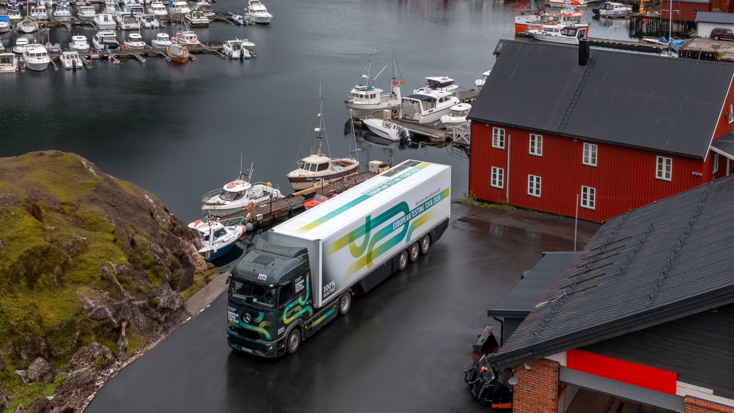 Blick auf einen Mercedes-Benz eActros der am Hafen steht