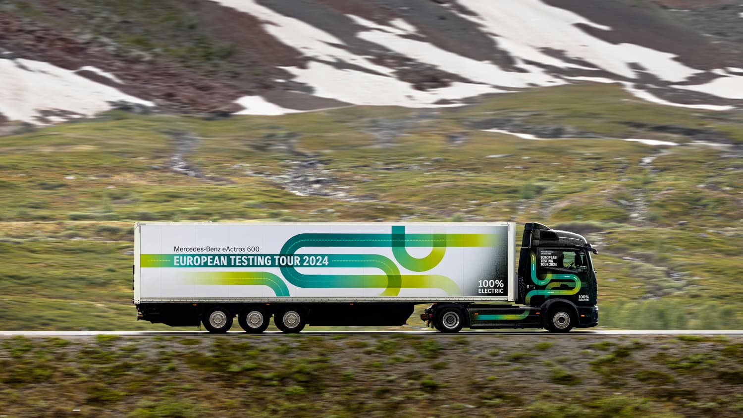 Seitenansicht eines fahrenden Mercedes-Benz eActros