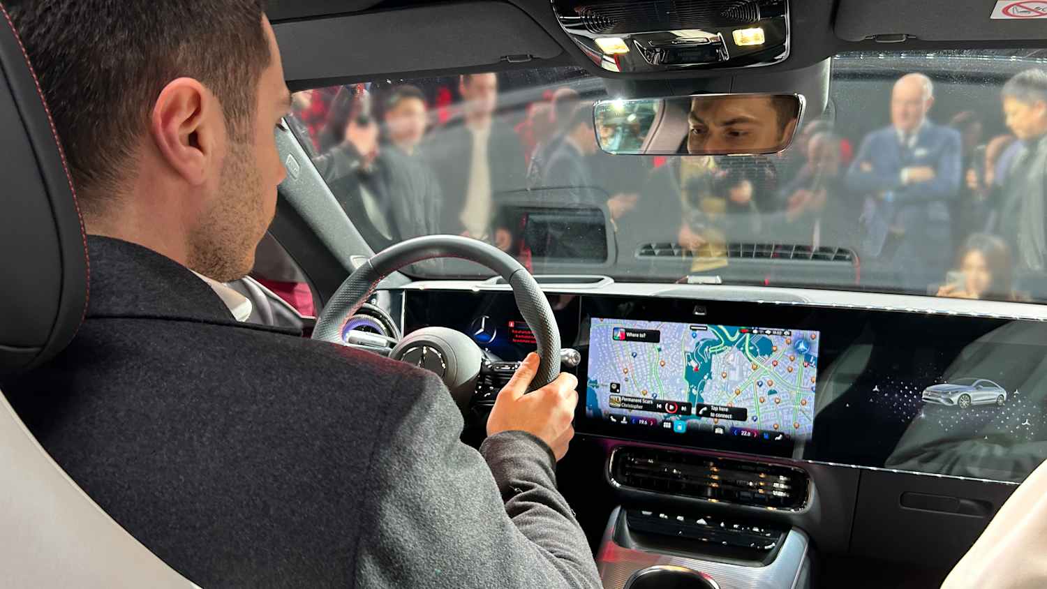 Ein Mann testet das Cockpit des neuen Mercedes CLA