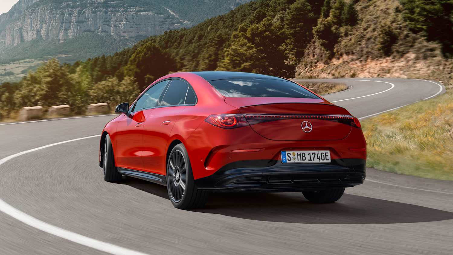 Der neue Mercedes CLA fahrend von hinten