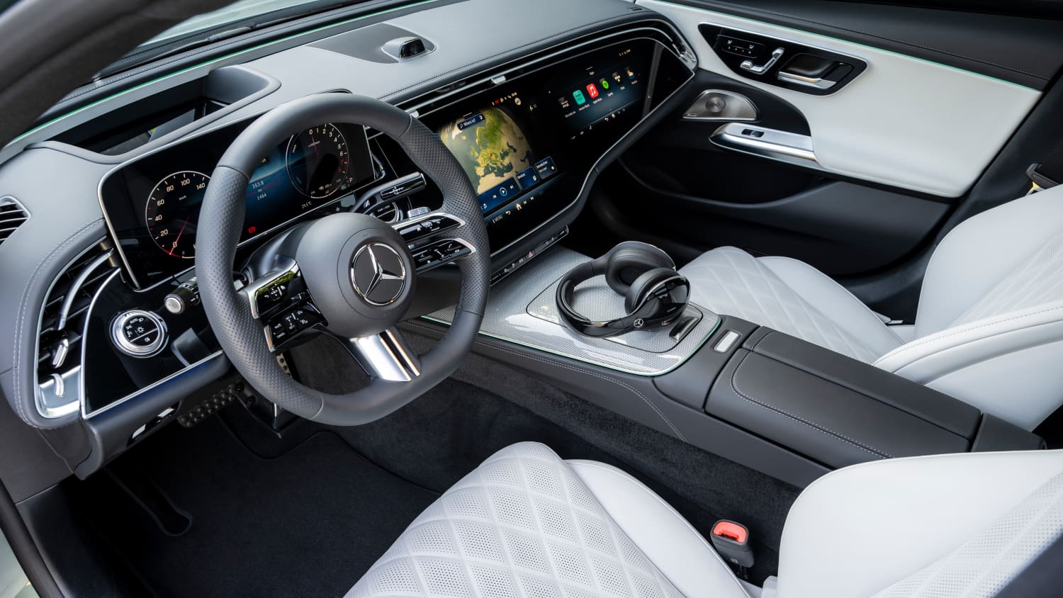Cockpit und Steuer in der neuen Mercedes E-Klasse