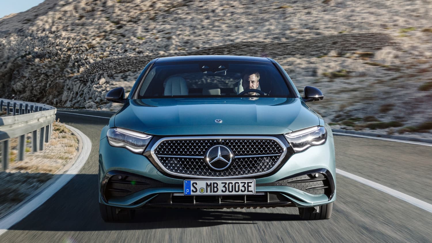 Frontale Aufnahme der neuen Mercedes E-Klasse während der Fahrt