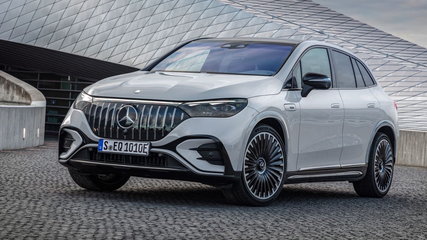 Mercedes EQE SUV stehend von schräg vorne