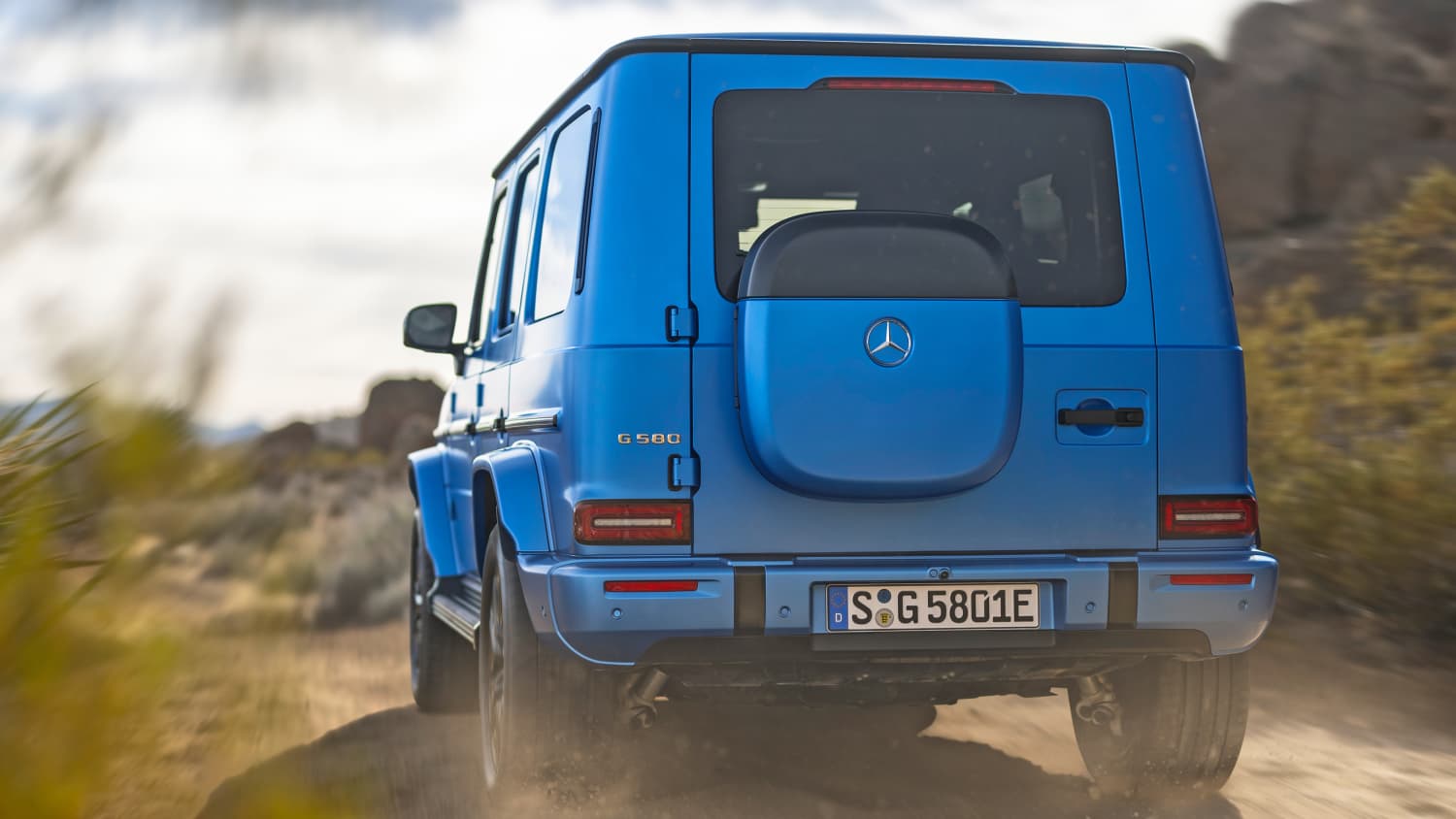 Ein blauer Mercedes EQG von hinten fotografiert