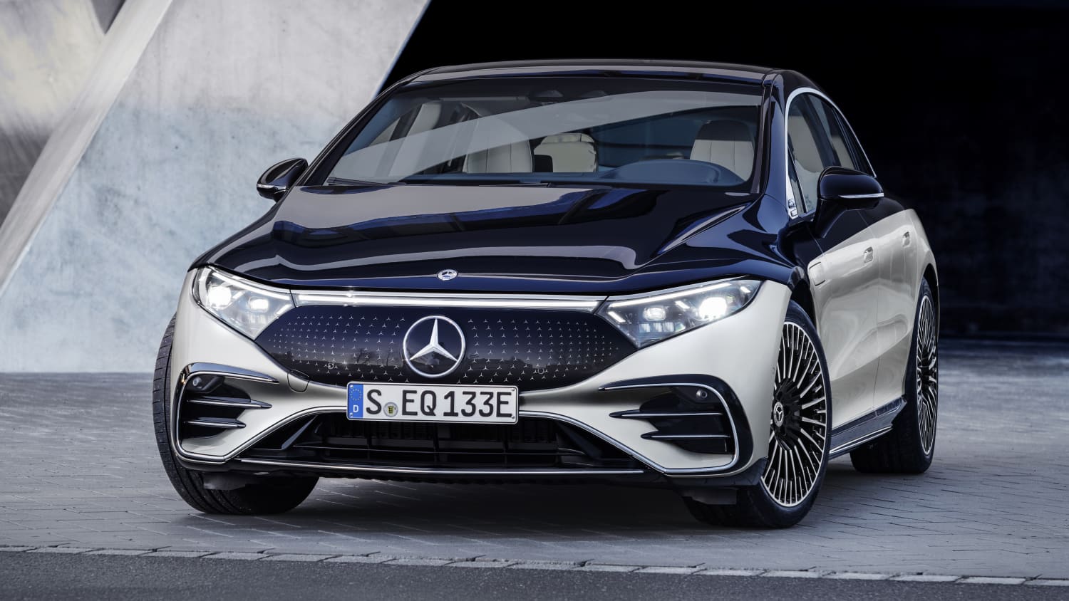 Mercedes EQS stehend von vorne