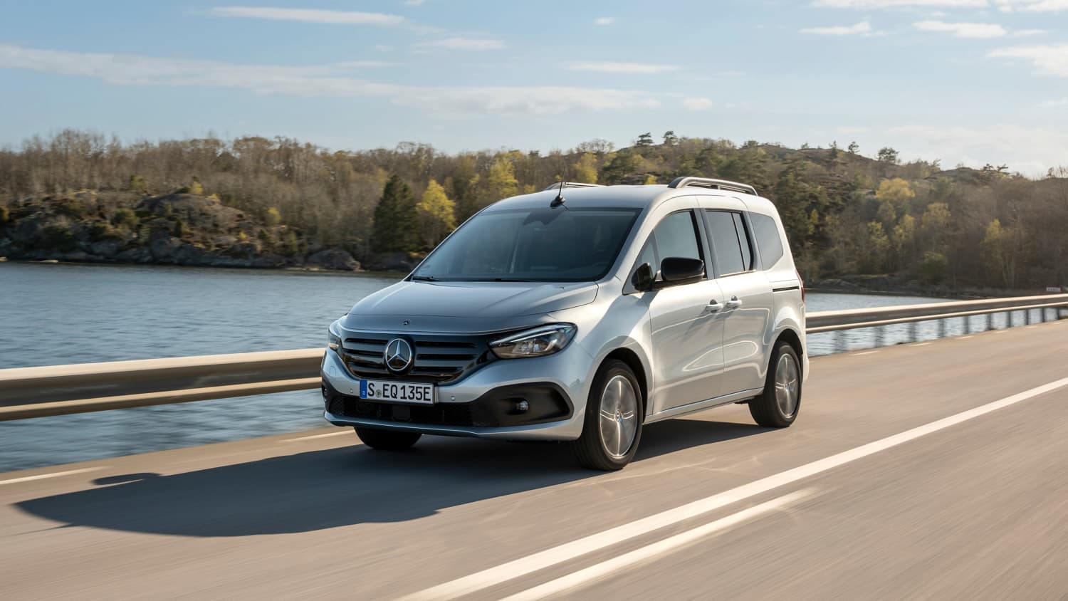 Frontansicht eines fahrenden Mercedes EQT
