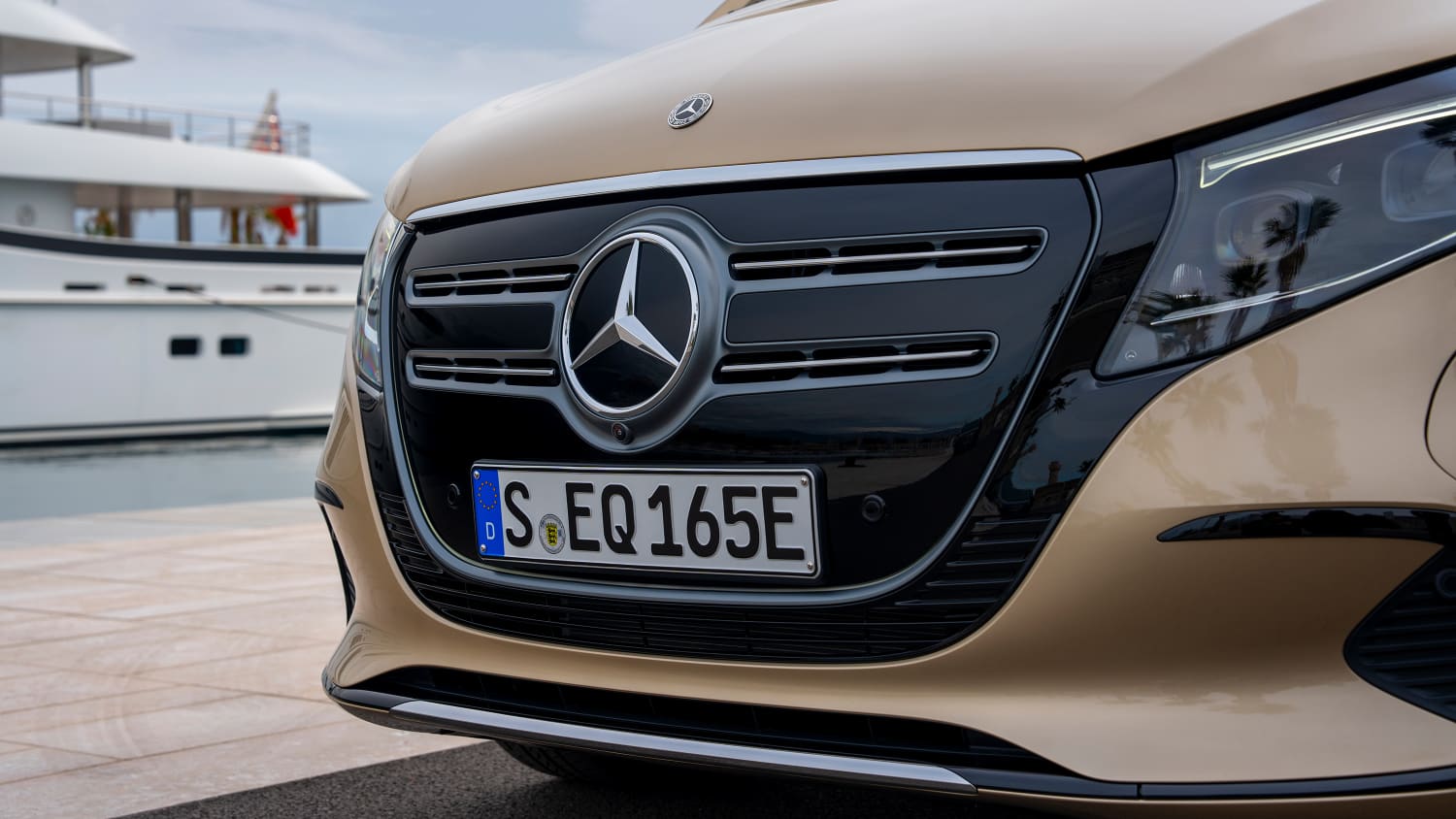 Detailfoto des neuen Mercedes EQV von vorne zu sehen
