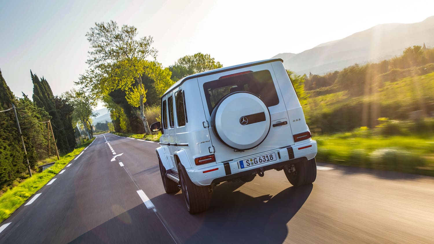 eine weisse Mercedes G-Klasse auf der Strasse von hinten