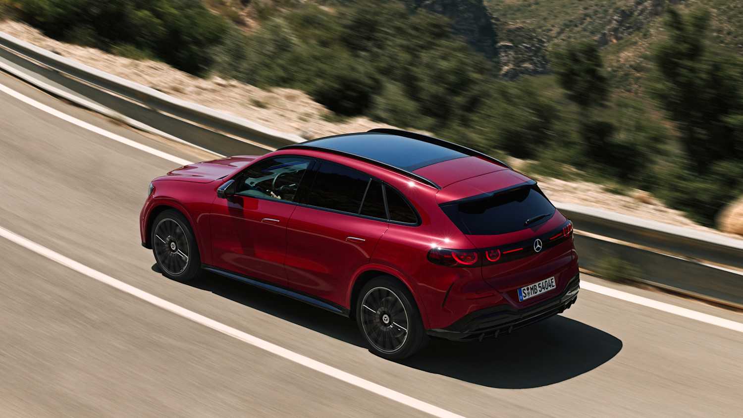 Seitenansicht eines fahrenden Mercedes GLC mit EQ Technologie