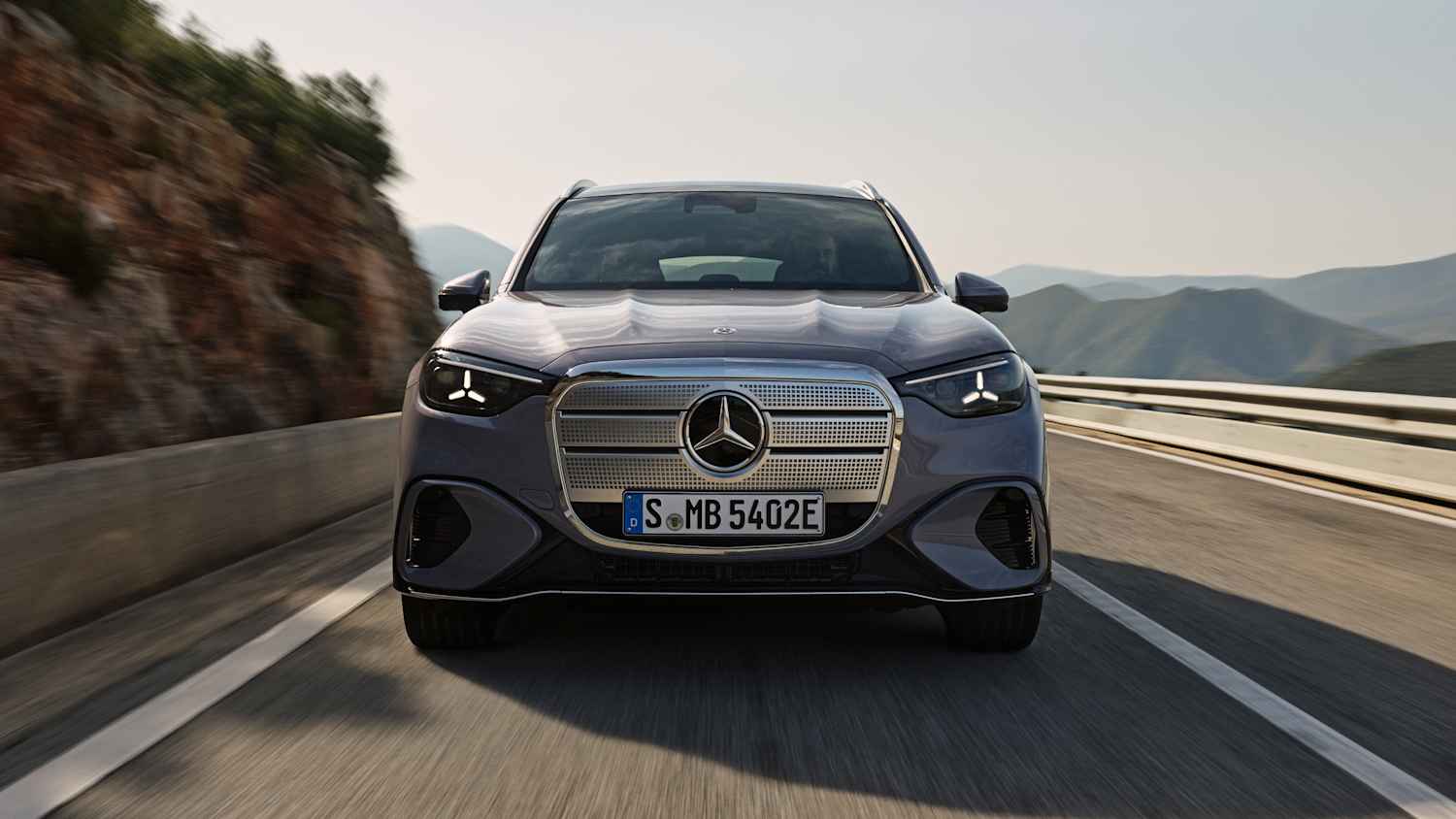Frontansicht eines fahrenden Mercedes GLC mit EQ Technologie