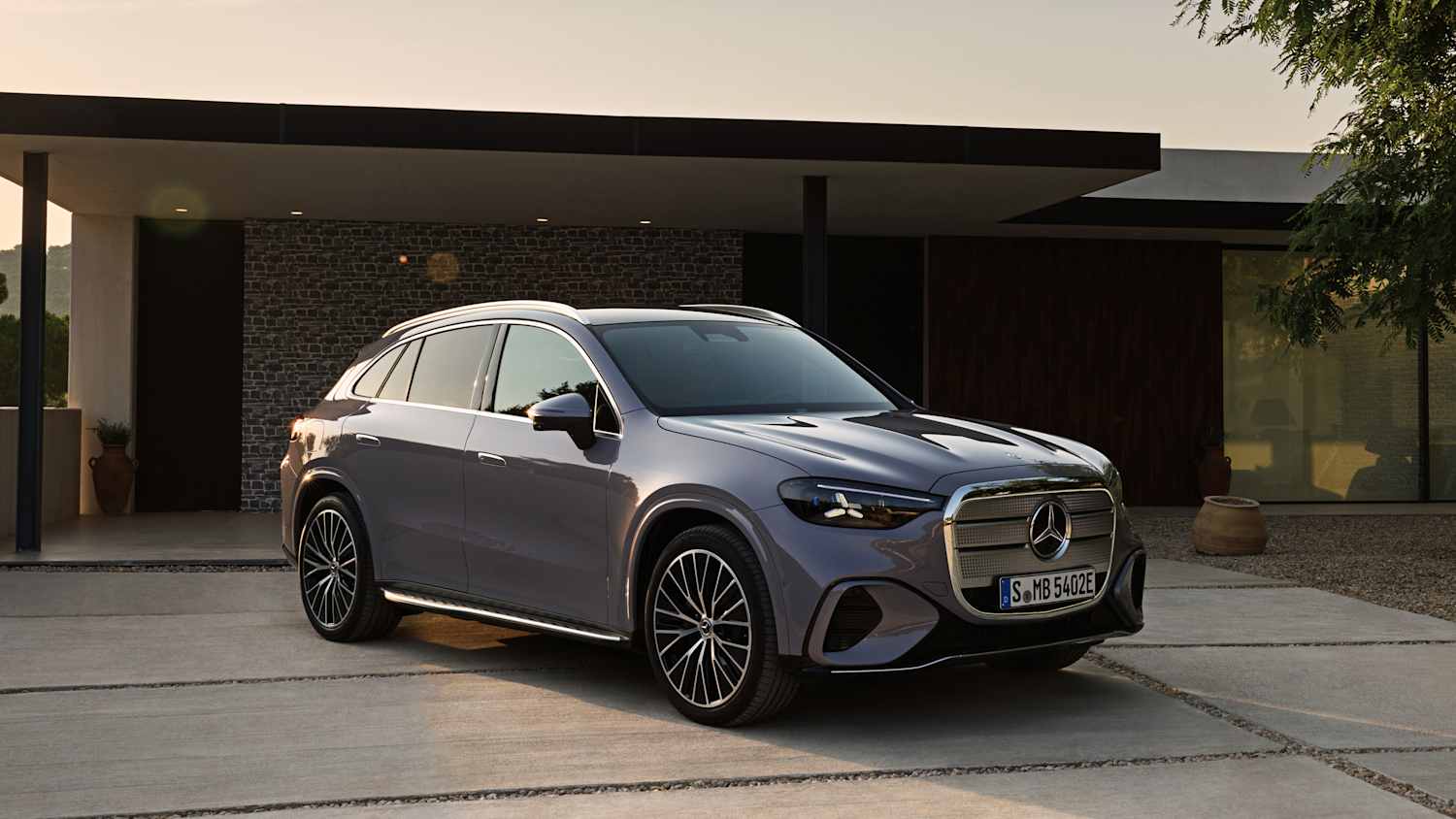 Front und Seitenansicht eines Mercedes GLC mit EQ Technologie
