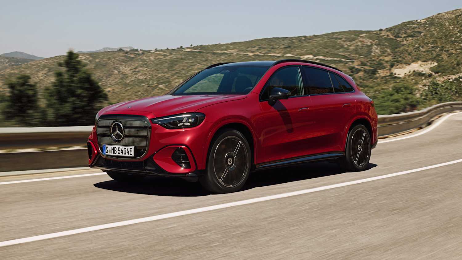 Front und Seitenansicht eines fahrenden Mercedes GLC mit EQ Technologie