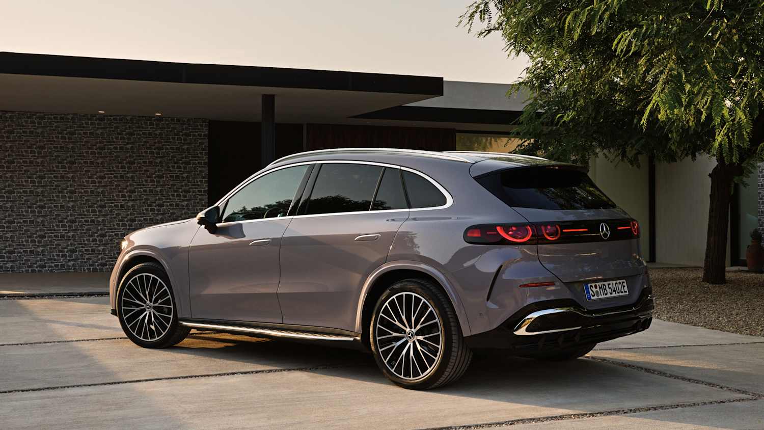 Heck und Seitenansicht eines stehenden Mercedes GLC mit EQ Technologie